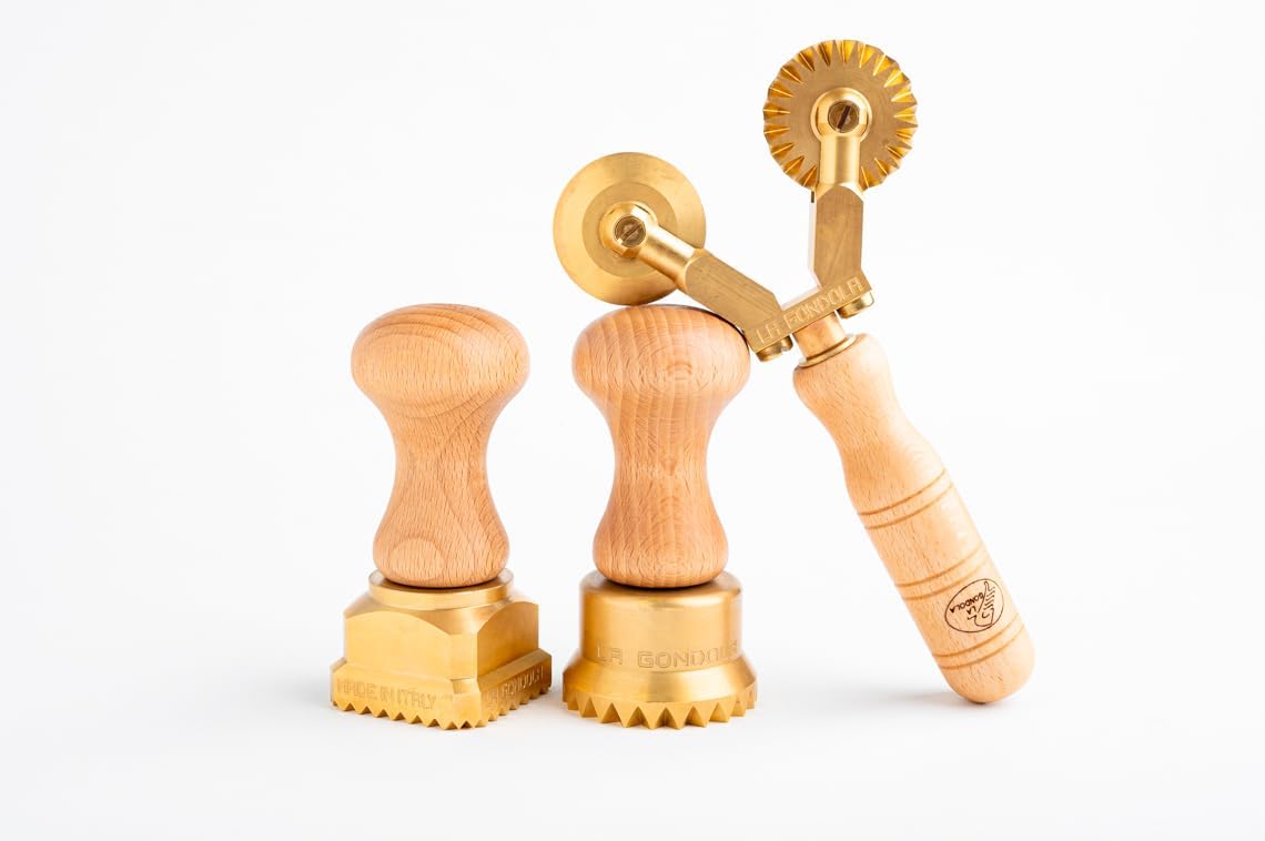 La Gondola Set of 3 Pasta Tools - Square Festooned 1.77x1.77in & Round Festooned 1.97in Ravioli Stamps & Double Pasta Cutter Wheel (Festooned & Smooth) | Brass & Natural Wood | Italian Pasta Cutters
