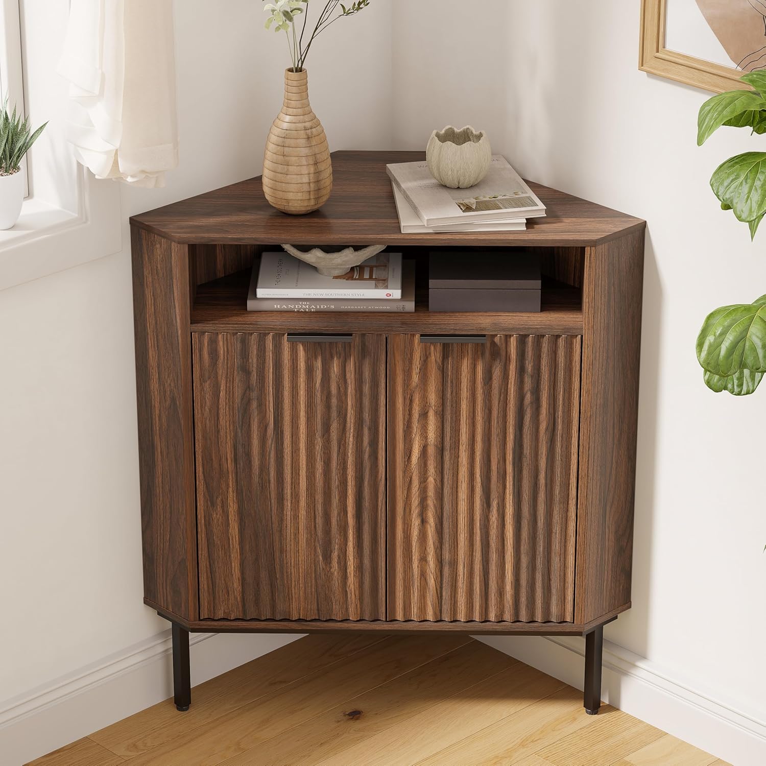 EYYTHUNG Fluted Corner Cabinet with Open Storage, Modern Small Corner Floor Cabinet with 2 Doors & Adjustable Shelf, Wooden Narrow Storage Organizer for Small Space,Living Room, Dining Room, Brown